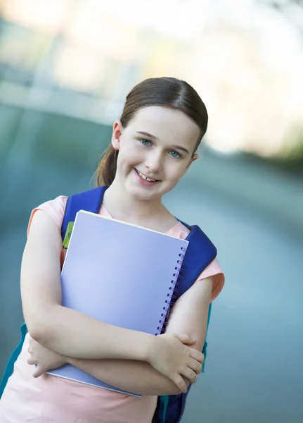 Brunette middelste schoolmeisje buiten met een paarse rugzak en n Rechtenvrije Stockfoto's