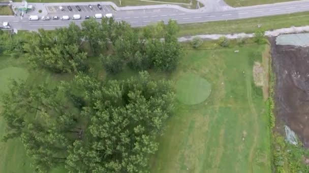 Drone vliegen boven de stapel plastic afval — Stockvideo