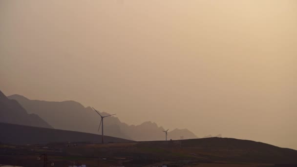 Windmühlen auf Gran Canaria. Landschaft sieht aus wie Mars-Hügel. — Stockvideo