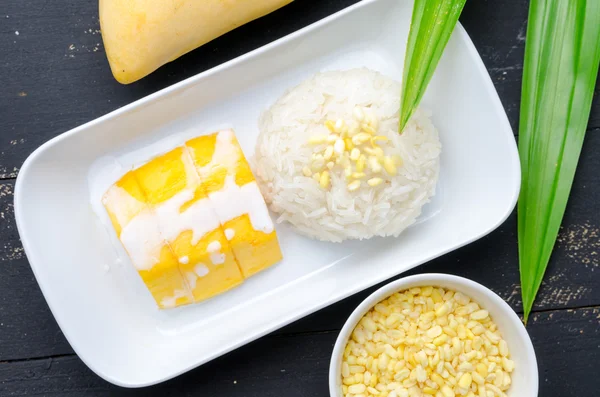 Yellow mango with sweet sticky rice and coconut milk