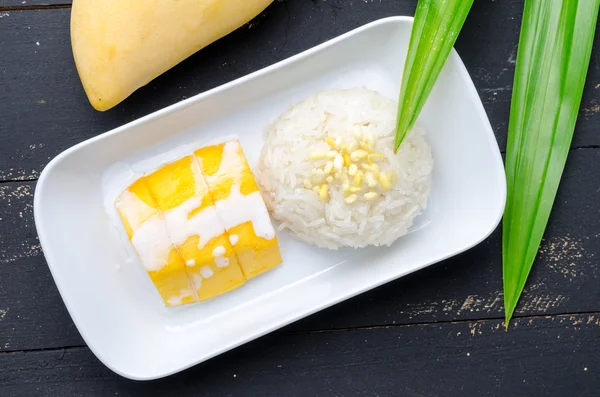 Yellow mango with sweet sticky rice and coconut milk
