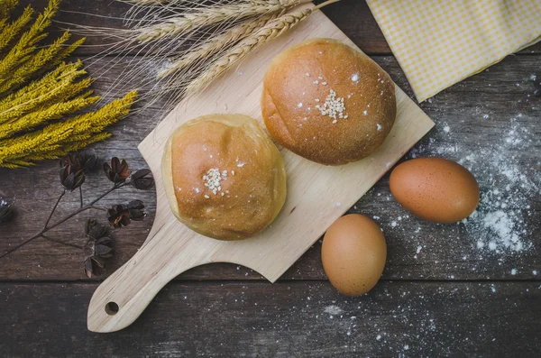 Pane sul tagliere di legno — Foto Stock