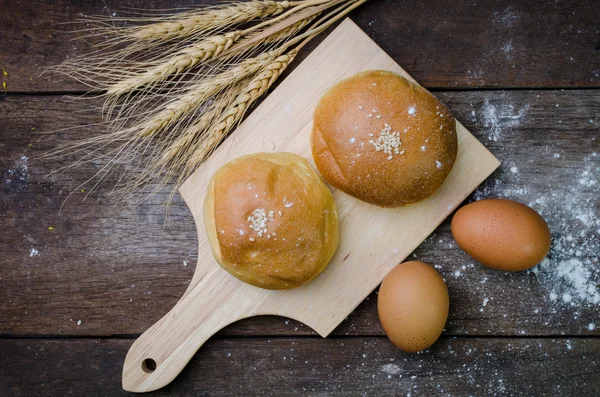 Pane sul tagliere di legno — Foto Stock