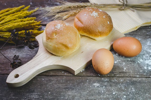 Pane sul tagliere di legno — Foto Stock