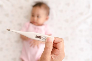 Dijital termometre ile Asya bebek sıcaklık ölçme