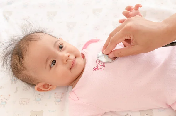 Закройте азиатскую проверку здоровья ребенка со стетоскопом — стоковое фото