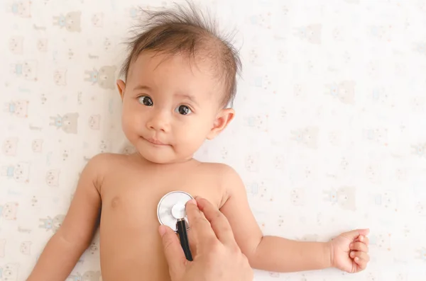 Sprawdzanie kondycji Azjatki baby z stetoskop z bliska — Zdjęcie stockowe
