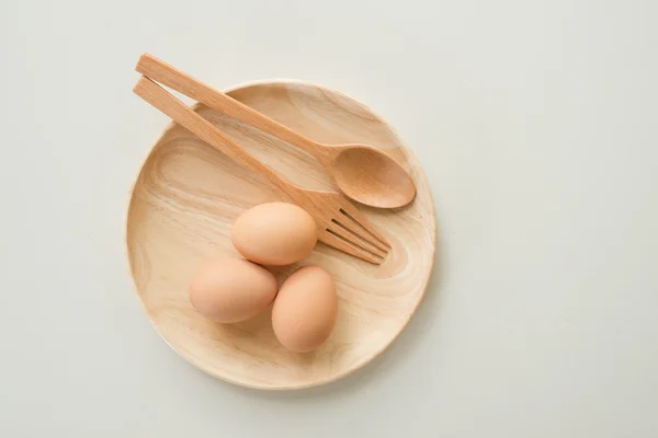 taze çiğ yumurta üzerinde açık renkli ahşap tabak üzerinde izole