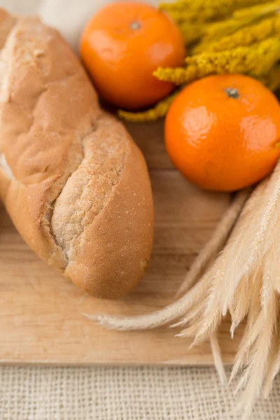 Fransız baget ekmek tahtası ve mandarin portakal ekmek