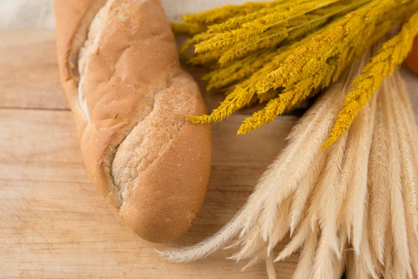 Baguettes de pan francés sobre tabla de pan en textura de arpillera — Foto de Stock