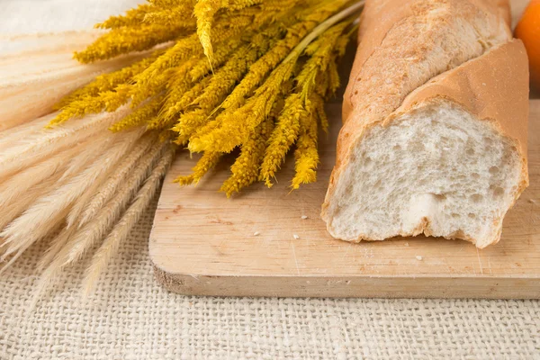 Fransız baget ekmek tahtası ve mandarin portakal ekmek