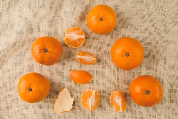 Grupo de mandarinas naranjas, mandarinas fruta en arpillera backg — Foto de Stock