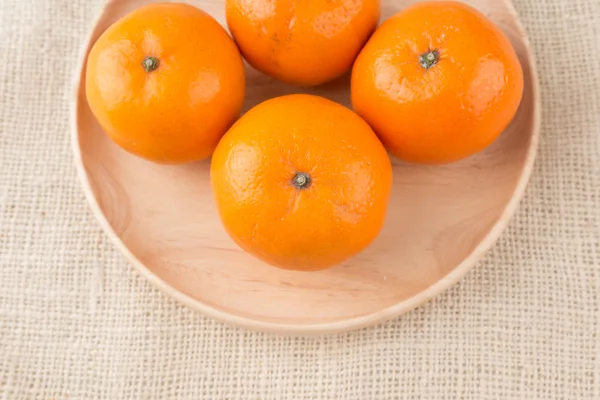 Grupo de mandarinas naranjas, mandarinas fruta en arpillera backg — Foto de Stock