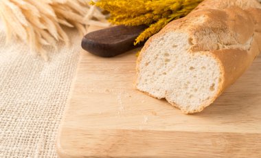 Fransız ekmeği baget ekmek tahtası üzerinde dilimlenmiş keskin