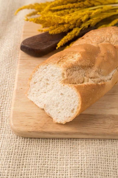 Affilato affettato di baguette di pane francese su tavola da pane — Foto Stock