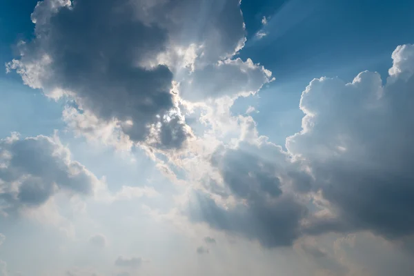 Güzel arka plan parlak güneş bulutların arasından, ışık ray parlar