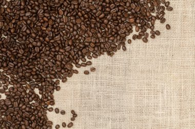 Çuval bezi çuval zemin üzerine kavrulmuş kahve çekirdeği