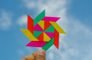 Renkli tutan el katlama kağıt origami fırıldak