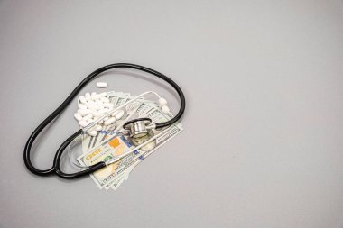 Bir steteskop ve reçeteli ilaç..