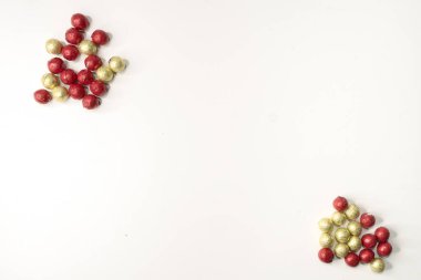 Beyaz bir arka planın köşesinde iki çukulata topu yığını yatıyordu..