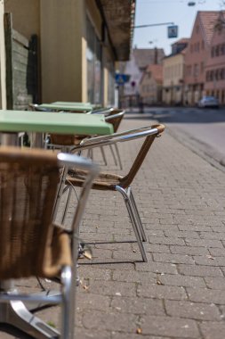 Güney Alman şehri Schwaebisch Gmuend 'daki boş restoran kafesinde kilit altında.