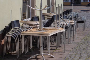 Güney Alman şehri Schwaebisch Gmuend 'daki boş restoran kafesinde kilit altında.
