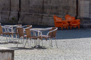 Güney Alman şehri Schwaebisch Gmuend 'daki boş restoran kafesinde kilit altında.