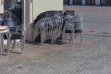 Güney Alman şehri Schwaebisch Gmuend 'daki boş restoran kafesinde kilit altında.