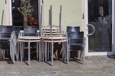 Güney Alman şehri Schwaebisch Gmuend 'daki boş restoran kafesinde kilit altında.