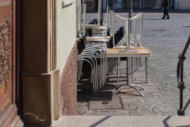 Güney Alman şehri Schwaebisch Gmuend 'daki boş restoran kafesinde kilit altında.