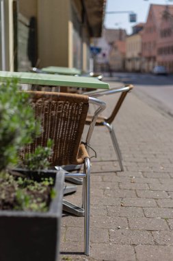 Güney Alman şehri Schwaebisch Gmuend 'daki boş restoran kafesinde kilit altında.