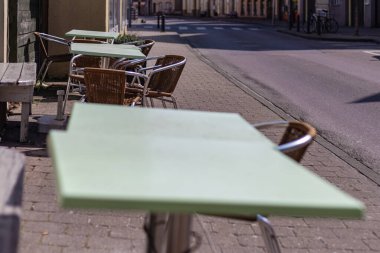 Güney Alman şehri Schwaebisch Gmuend 'daki boş restoran kafesinde kilit altında.