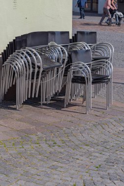 Güney Alman şehri Schwaebisch Gmuend 'daki boş restoran kafesinde kilit altında.