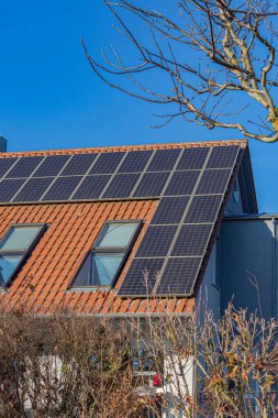 Almanya 'nın Schwabisch Gmund şehrinde mavi gökyüzü altında yenilenebilir enerji için güneş paneli çatısı