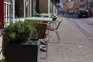 Güney Alman şehri Schwaebisch Gmuend 'daki boş restoran kafesinde kilit altında.