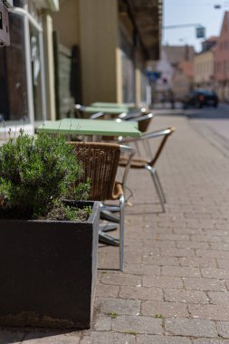 Güney Alman şehri Schwaebisch Gmuend 'daki boş restoran kafesinde kilit altında.