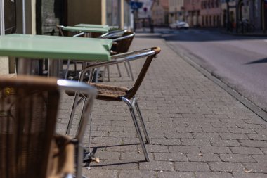Güney Alman şehri Schwaebisch Gmuend 'daki boş restoran kafesinde kilit altında.