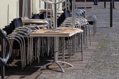 Güney Alman şehri Schwaebisch Gmuend 'daki boş restoran kafesinde kilit altında.