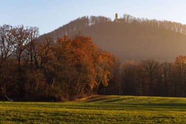 Güney Almanya yakınlarındaki sonbahar çimenliği dallarında portakal yaprakları olan Schwabisch gmund şehri.