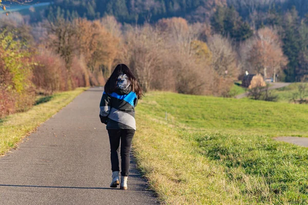 Mooi Meisje Wandelen Buiten Met Zwart Haar Het Platteland Een — Stockfoto