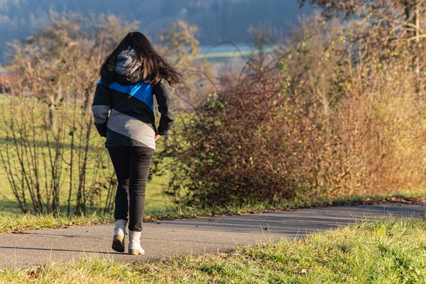 Mooi Meisje Wandelen Buiten Met Zwart Haar Het Platteland Een — Stockfoto