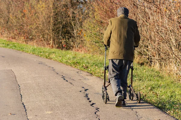 Senior Hombre Con Rollator Sur Alemania Otoño Otoño Paisaje Aire —  Fotos de Stock