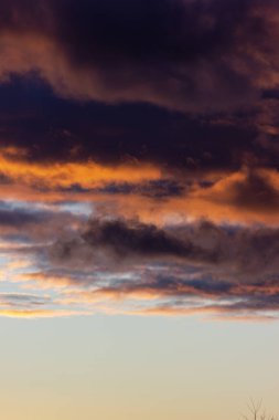 Güney Almanya kırsalında kış akşamında günbatımı renkli gökyüzü