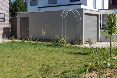 Modern garaj Güney Almanya 'da güneşli bir yaz gününde