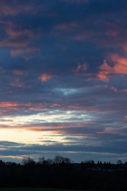 Güney Almanya kırsalında kış akşamında günbatımı renkli gökyüzü
