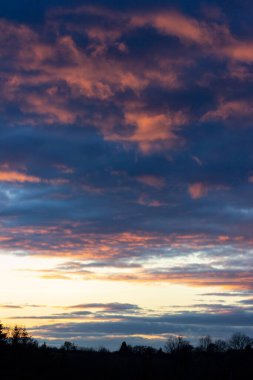 Güney Almanya kırsalında kış akşamında günbatımı renkli gökyüzü