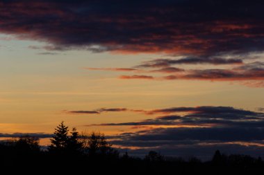 Güney Almanya kırsalında kış akşamında günbatımı renkli gökyüzü