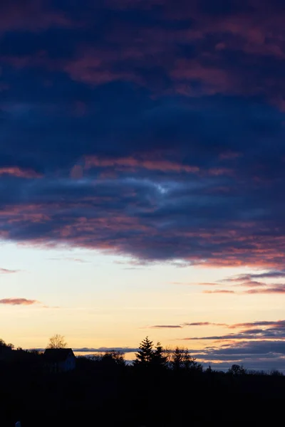 Закат Красочное Небо Зимний Вечер Сельской Местности Южной Германии — стоковое фото