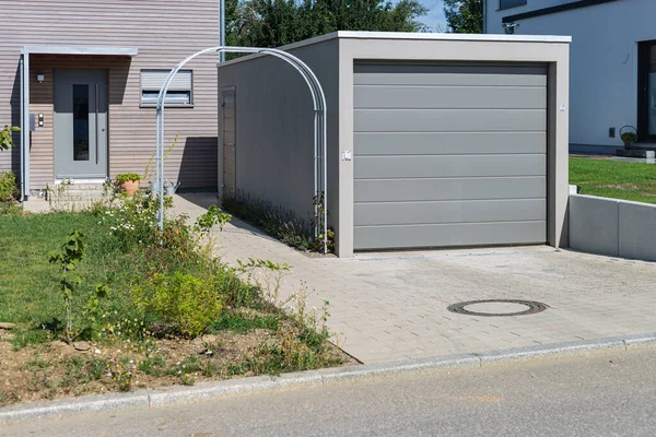 Modern garaj Güney Almanya 'da güneşli bir yaz gününde