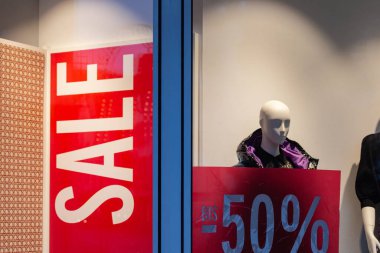 Kış akşamları alışveriş merkezinde kırmızı renkte sergileniyor.